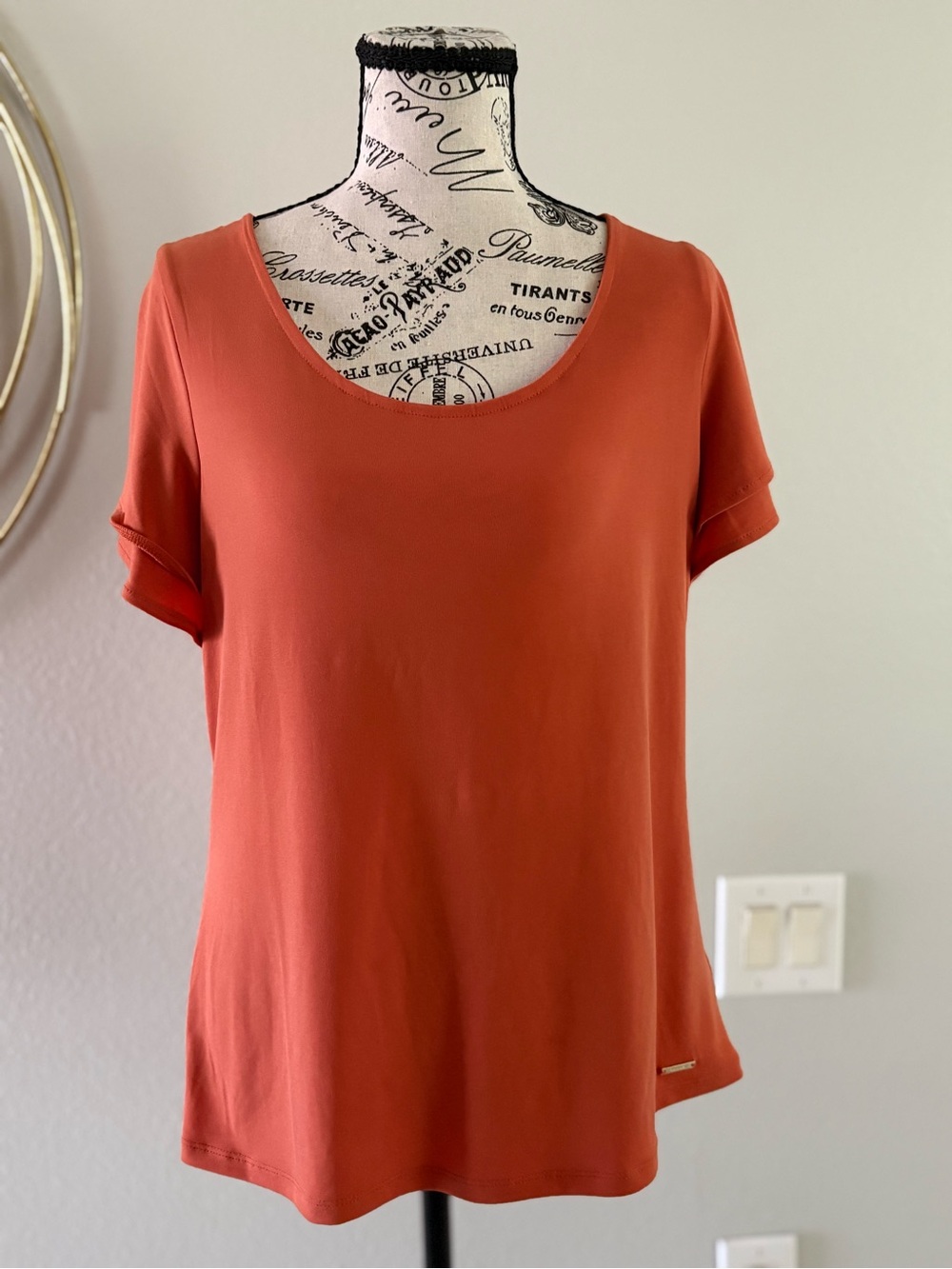 Tahari Rust Orange Scoop Neck Short Sleeve Top